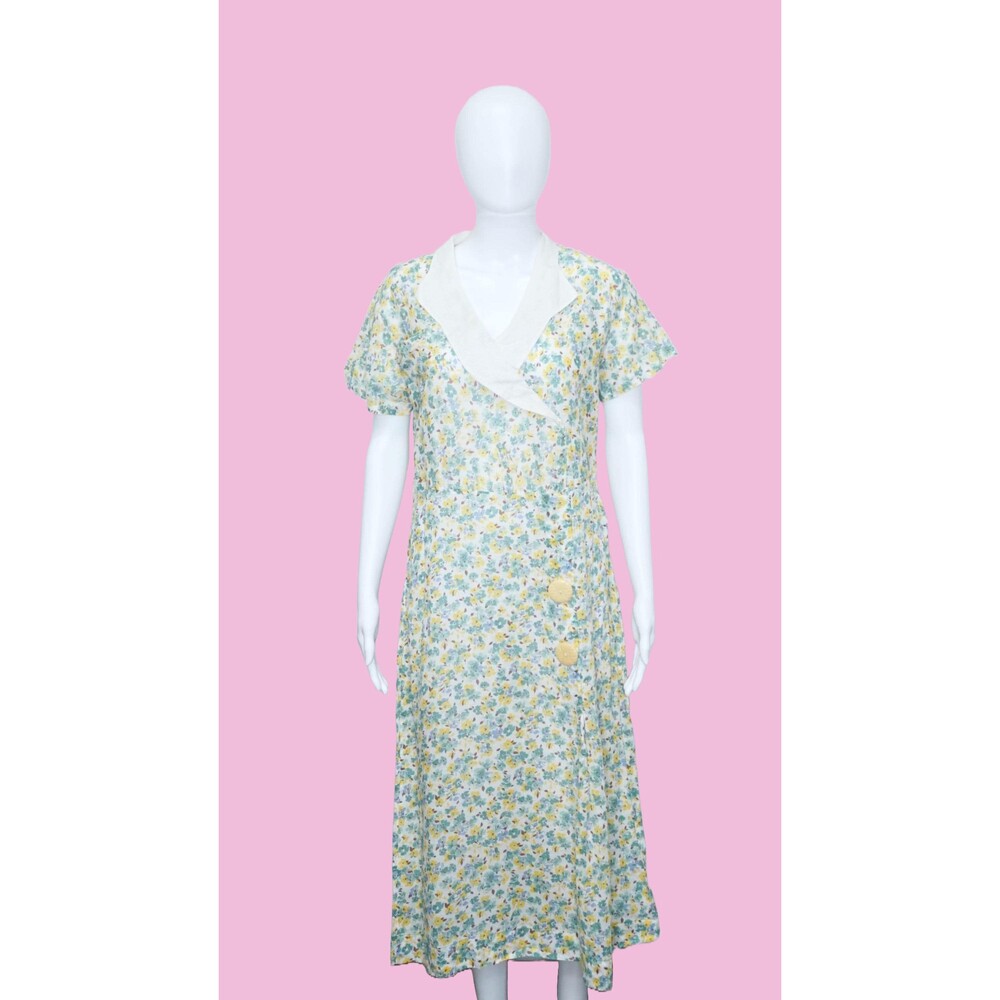 1930s Floral Short Sleeve Cotton Collared Dress W/Large Decorative Buttons. M-XL